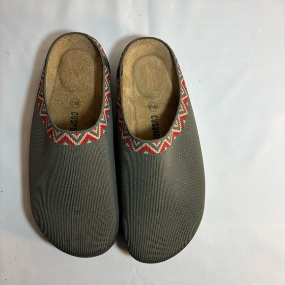 CUSHIONAIRE Sz 8.5 Swiss Knit Clogs Fabric Stretchy Decorated Trim Slip On - Picture 3 of 8